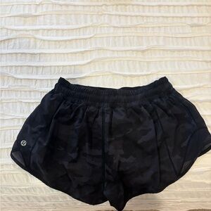 Lululemon Low Rise 2.5” Hotty Hot Short in Camo Black